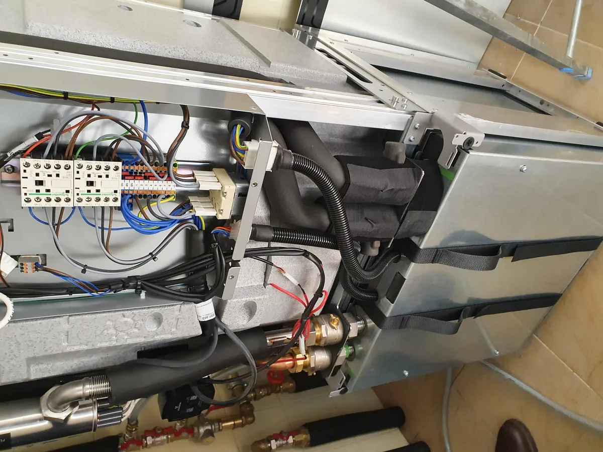 Šilumos siurblių servisas — Termalis specialistas atlieka diagnostiką